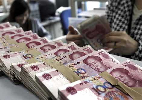 Un empleado de banca cuenta dinero en Shenyang, en la provincia de Liaoning. | Foto: AP