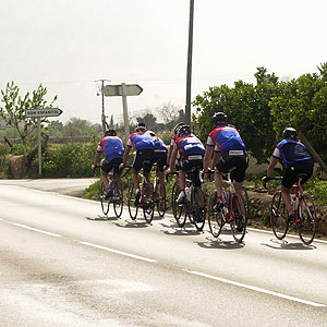 Un grupo de ciclistas pedalea en grupos de dos por mitad de la carretera (Foto: Pep Vicens)