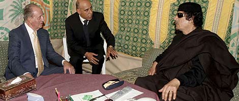 El Rey conversa con Gadafi en una reunión. | EFE