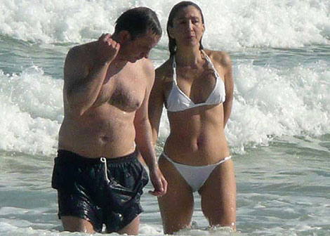 Ingrid Betancourt, en la playa de Miami con su acompaante. | AFP