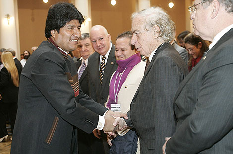 Evo Morales saluda a los observadores internacionales que vigilarn el referendo de la Carta Magna. | EFE