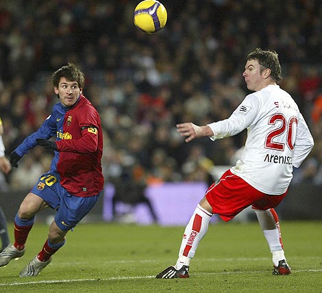 Leo Messi se convirti en el protagonista del partido al ser el autor de dos de los cuatro goles del Bara. (Foto: Quique Garca/El Mundo de Catalunya)