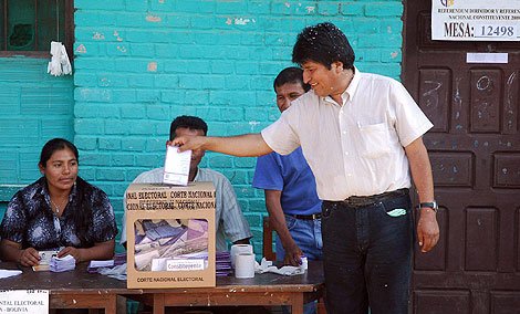 Evo Morales deposita su voto en el referndum. | EFE