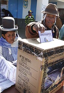 Un hombre vota en La Paz. | Reuters