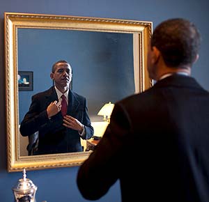Obama se ajusta la corbata y el traje antes de jurar el cargo. | Efe