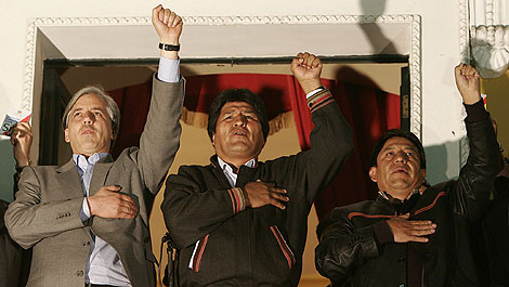Morales, junto al vicepresidente Alvaro García Linera (i), y el Canciller David Choquehuanca (d), desde el balcón de Palacio Quemado. | EFE