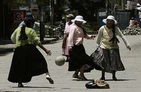 Unas mujeres juegan al fútbol en El Alto durante la jornada. | EFE