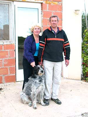 Len y Helen Prior, jubilados britnicos, viven en un garaje junto a los restos de su casa en Vera (Almera). | ELMUNDO.ES