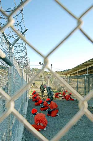 Marines estadounidenses vigilan a los presos en la base de Guantnamo. (Foto: AFP)