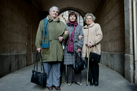 La serbia Munira, la afgana Horia y la argentina Rosa, el lunes en Barcelona. | DOMNEC UMBERT