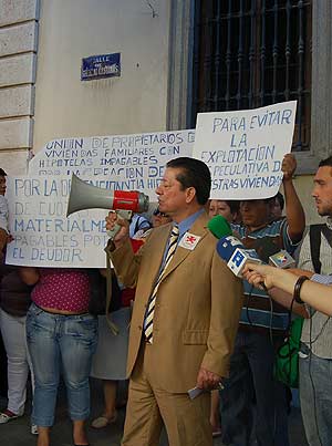 Imagen de la presentacin pblica del colectivo de hipotecados en Alcal de Henares (Madrid) en agosto de 2008. | Elmundo.es
