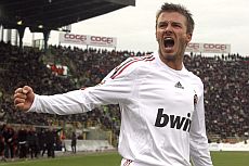 Beckham, festejando el gol ante el Bolonia | Reuters