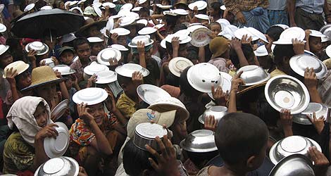 Cientos de nios esperan un poco de arroz en Laputta, Birmania. | STR