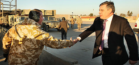 Brown saluda a un militar en Bagdad en diciembre. | AP