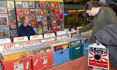 Un cliente compra discos de vinilo en una feria del coleccionismo. (Foto: J. González)