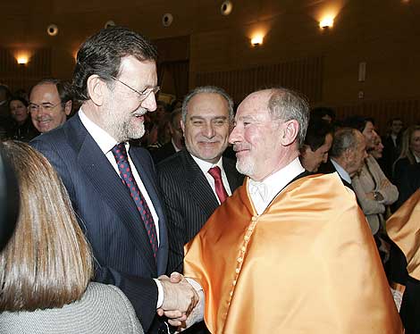 Mariano Rajoy felicita a Rodrigo Rato | Foto: Javi Martnez