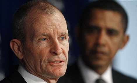 Dennis Blair, con el presidente Obama al fondo. | AP