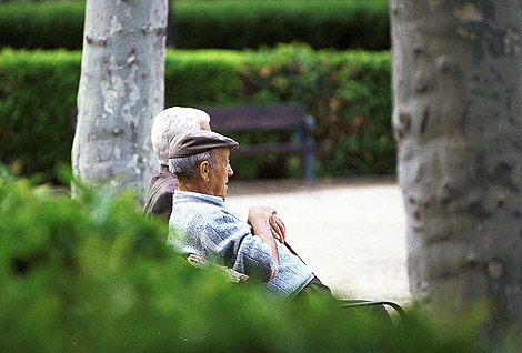 Una pareja de ancianos sentada en un banco de un parque. ( M. Marcos)