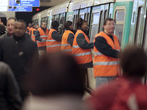 El metro funciona de Pars funciona con servicios mnimos. |Reuters