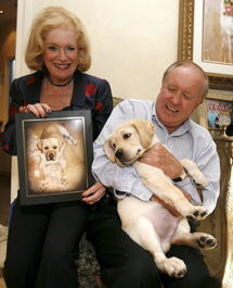 Nina y Edgar Otto posan con su labrador clonado, Sir Lancelot Encore, y una foto de su 'versin original' fallecida. | Efe