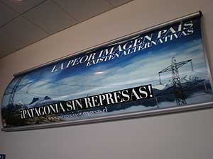 Un cartel contra las represas saluda a los recin llegados al aeropuerto de Punta Arenas, Chile. (Foto: W. F.)