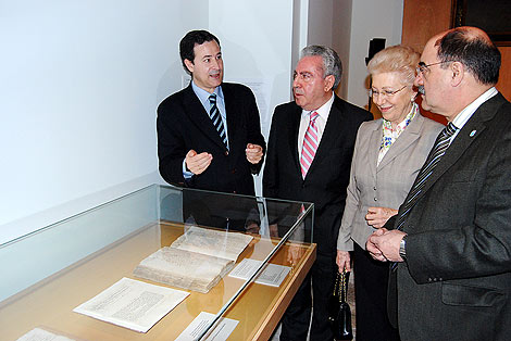 El director del museo, los donantes y el alcalde ante la pieza. | Foto: M. de la F.