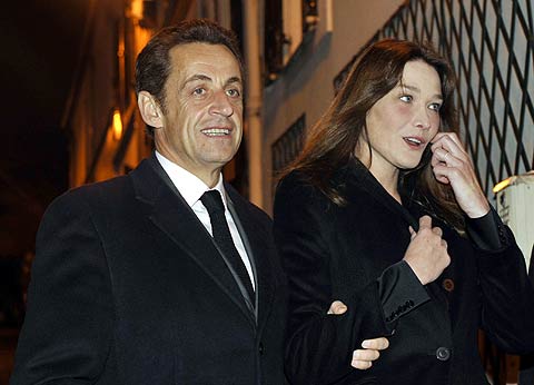 El presidente francés y Carla Bruni, en Londres. | AP