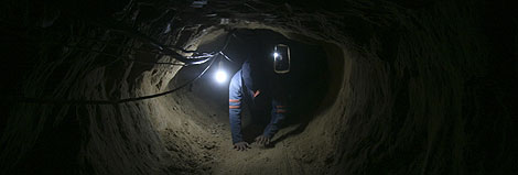Un contrabandista palestino en un tunel en Rafah. | AP