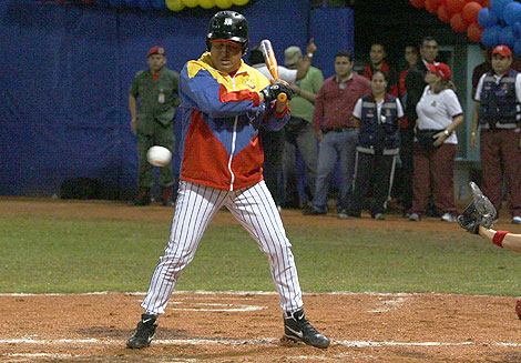 Chvez, jugando al sofbol en una base militar de Caracas.