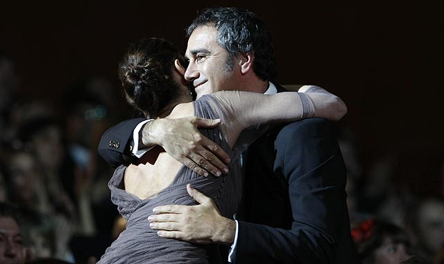 Carmen Elas felicita al director de 'Camino', Javier Fesser. (Foto: AP)