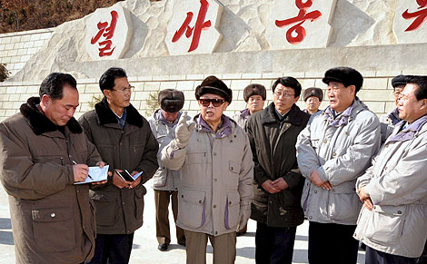 El lder norcoreano, Kim Jong Il, da instrucciones en su visita a la central elctrica de Ryesonggang. | Efe