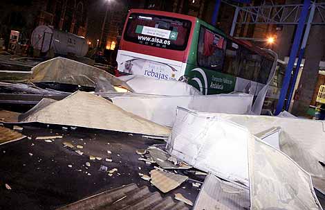 Destrozos ocasionados en la estación de autobuses de Málaga tras el paso de un pequeño tornado. | EFE