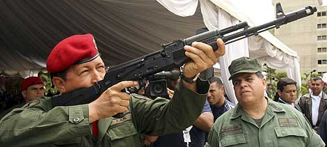 Hugo Chvez apunta con un Kalashnikov. | Reuters
