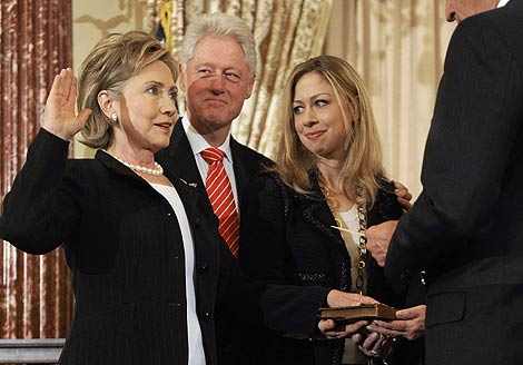 Hillary Clinton jura su cargo en presencia de su marido, Bill Clinton, y su hija Chelsea. | Reuters