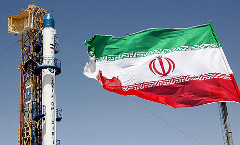 El cohete Safir, preparado para lanzar el satlite. | AFP
