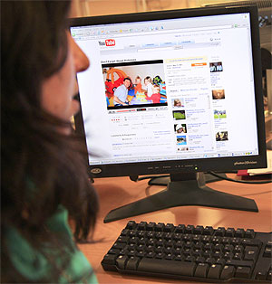 Una mujer utilizando YouTube. (Foto: AFP)