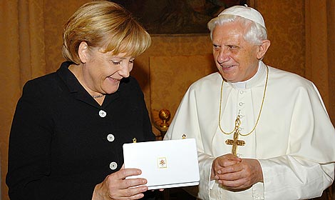 Merkel y Benedicto XVI, en un encuentro en Roma en agosto de 2006. | AP