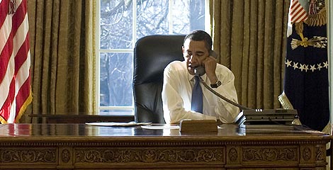 Obama habla por telfono en el Despacho Oval. | AFP