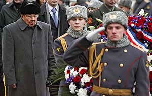 Castro durante la ofrenda ante la tumba al soldado desconocido. | Efe