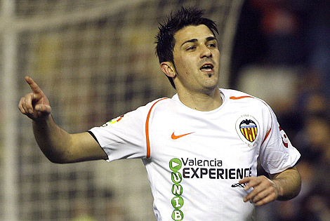 El delantero del Valencia, David Villa, tras anotar un tanto ante el Almera. | Reuters