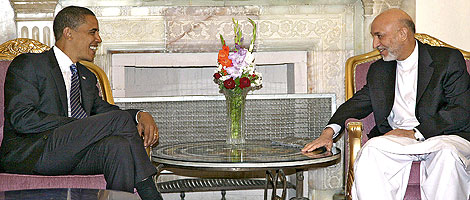 Obama, junto al presidente afgano, Hamid Karzai, en Kabul en julio de 2008. | Efe