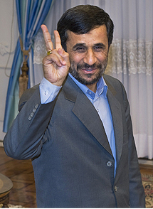Mahmud Ahmadineyad tras uan reunin con el lder de Hamas, Khaled Meshaal. | Reuters