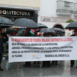 Miembros de la Cooperativa de Sol Dorado, delante del Ayuntamiento de Pizarra (Mlaga) manifestndose | elmundo.es