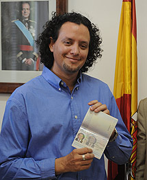 Norberto Luis muestra su pasaporte. | AFP