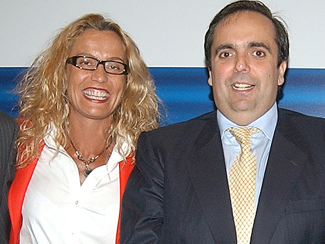 María del Carmen Rodríguez, empresaria detenida por corrupción, junto al ex alcalde de Majadahonda, Guillermo Ortega, en un acto en 2003. (elmundo.es)
