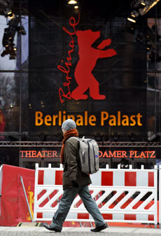 Una mujer pasa ante un cartel de la Berlinale. (Foto: AP)