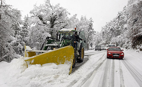 Un mquina retira nieve en Navarra. | Efe