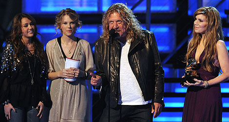 Robert Plant y Alison Krauss, triunfadores de la gala, recogen uno de los premios. | AFP