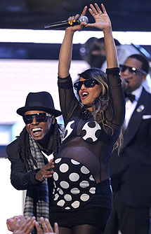 Lil Wayne (izqda.), M.I.A. (centro) y Jay Z en segundo plano. | AP
