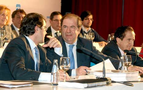 Maueco y Herrera conversan durante la junta directiva del PP. | Foto: Ical.